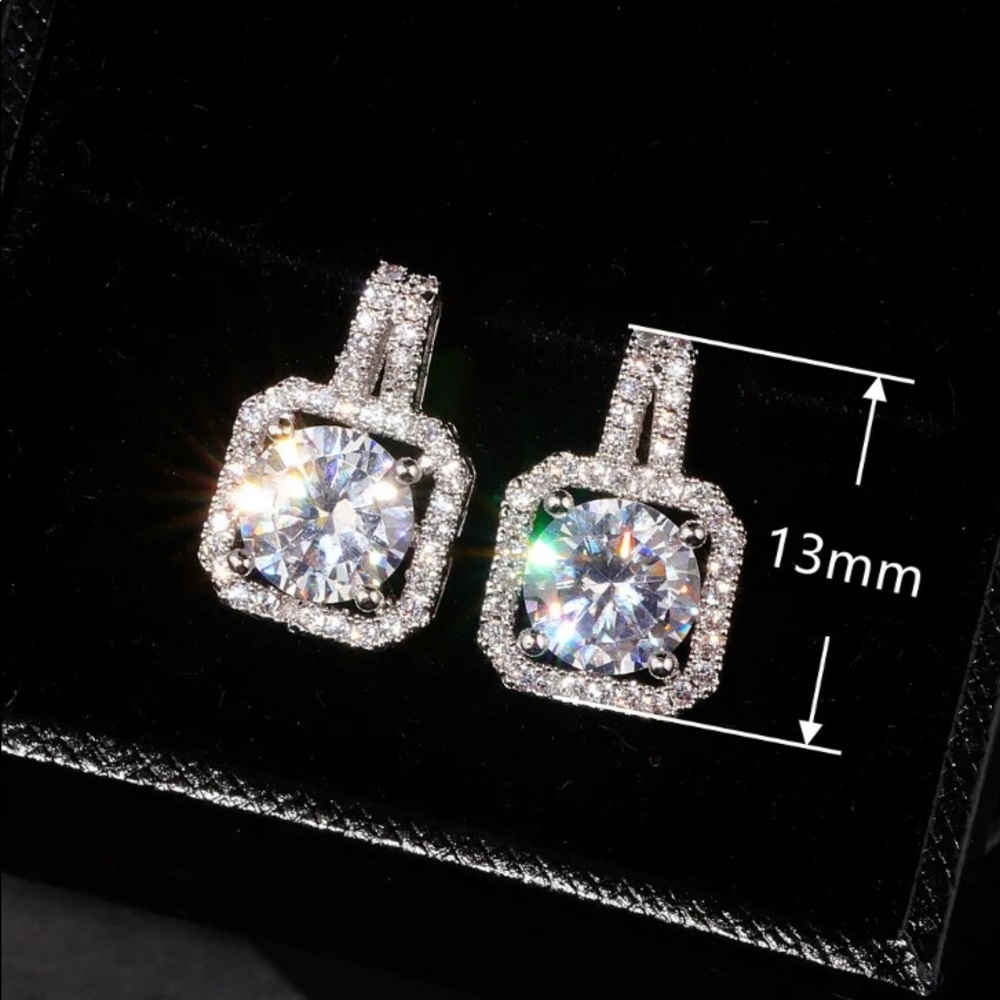 ¥ NEW WHITE SAPPHIRE STERLING SILVER STUD EARRINGS - Picture 3 of 5